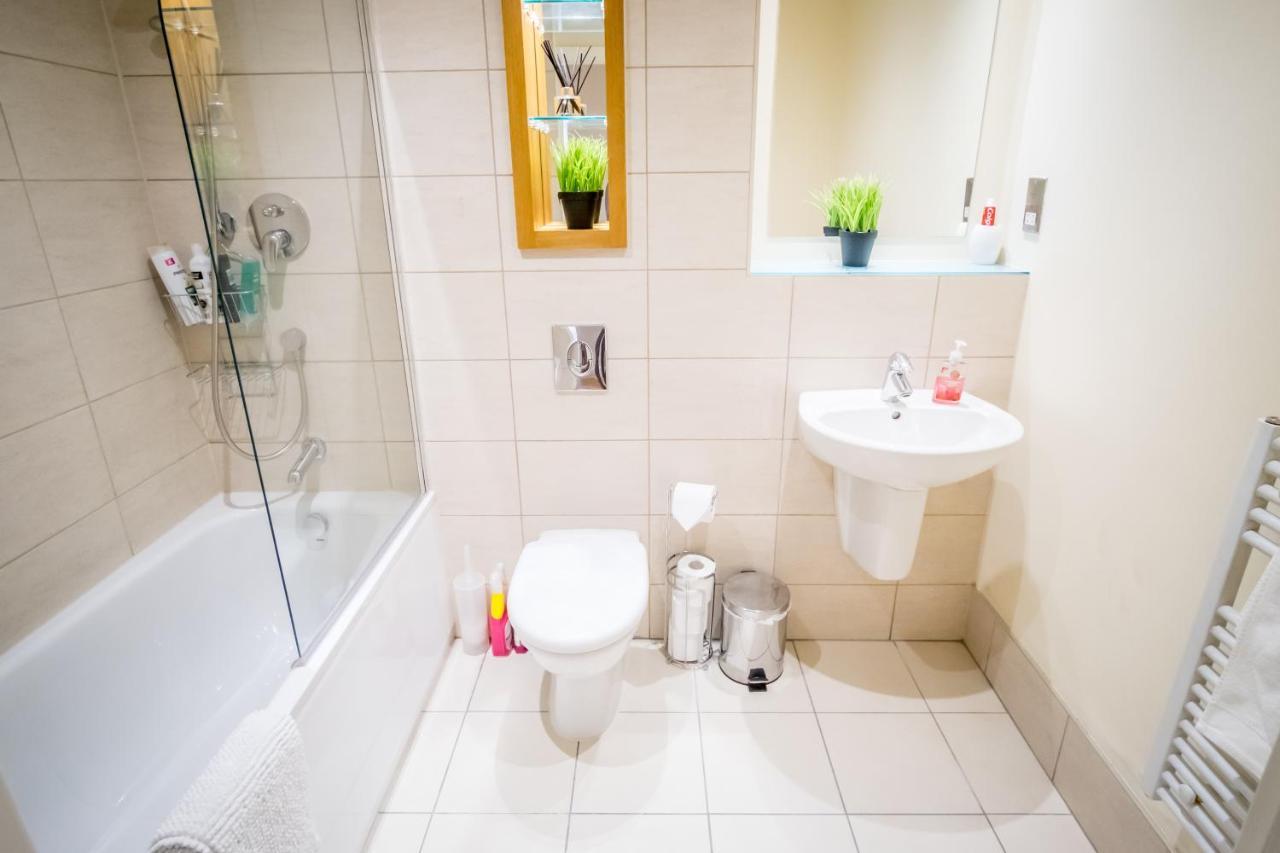 Stylish 2 Bed, 2 Bath, Free Parking & Wifi *