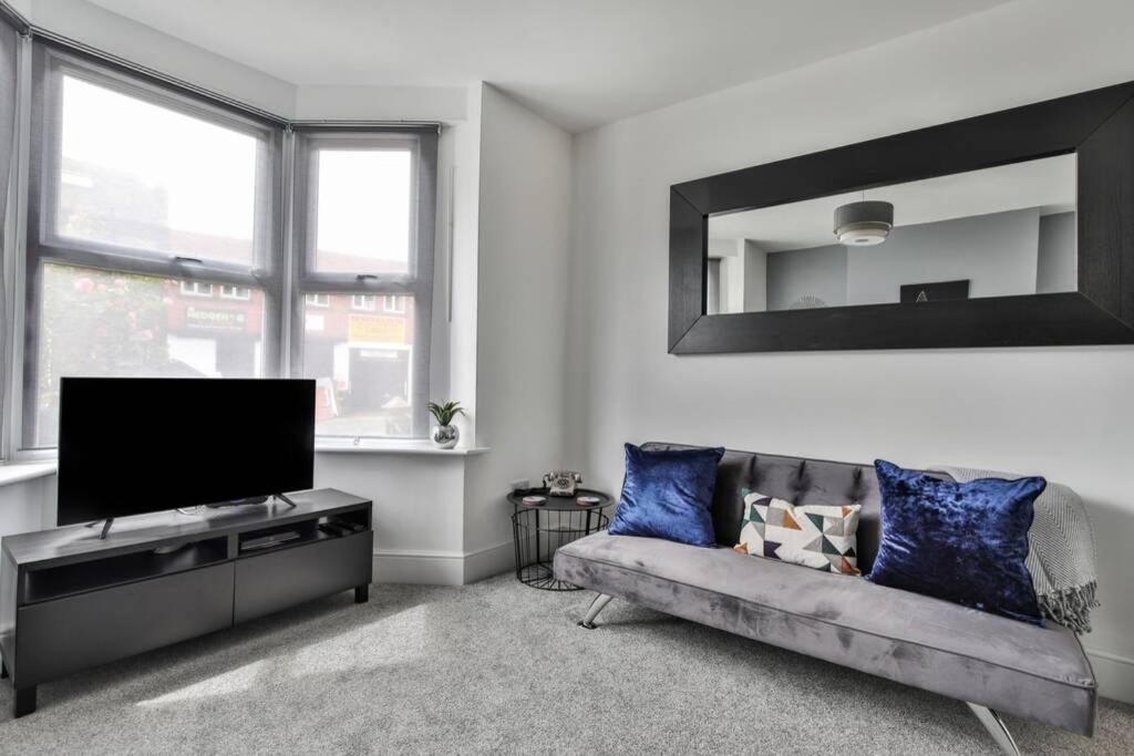 Refurbished Plush Great Transport Links Holiday home Sheffield