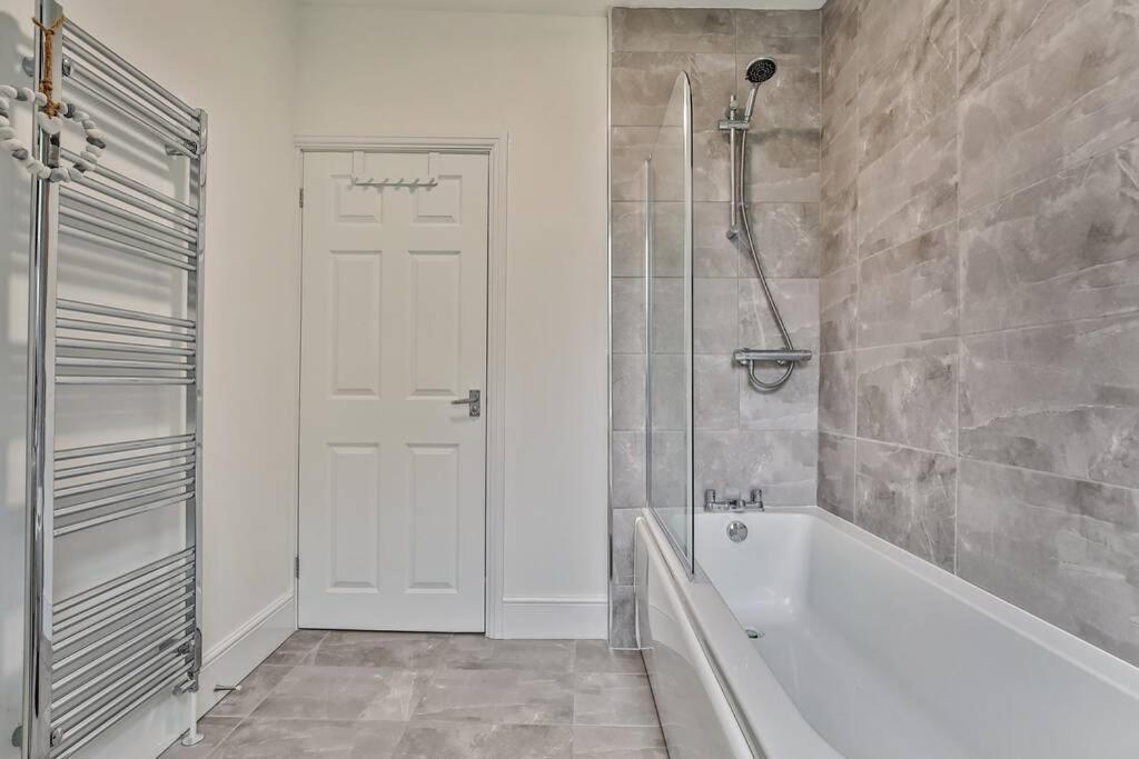 Refurbished Plush Great Transport Links * Sheffield