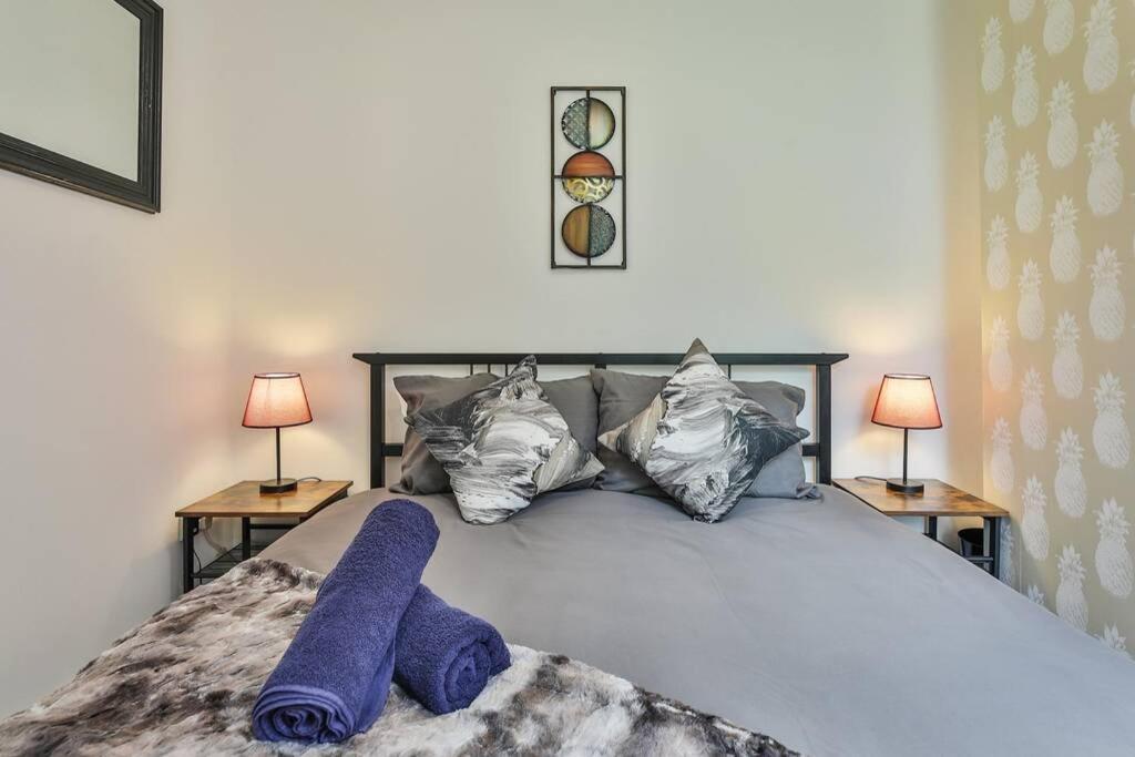 Refurbished Plush Great Transport Links Holiday home