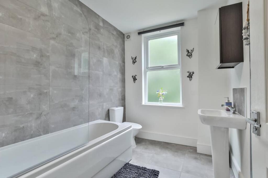 Refurbished Plush Great Transport Links * Sheffield