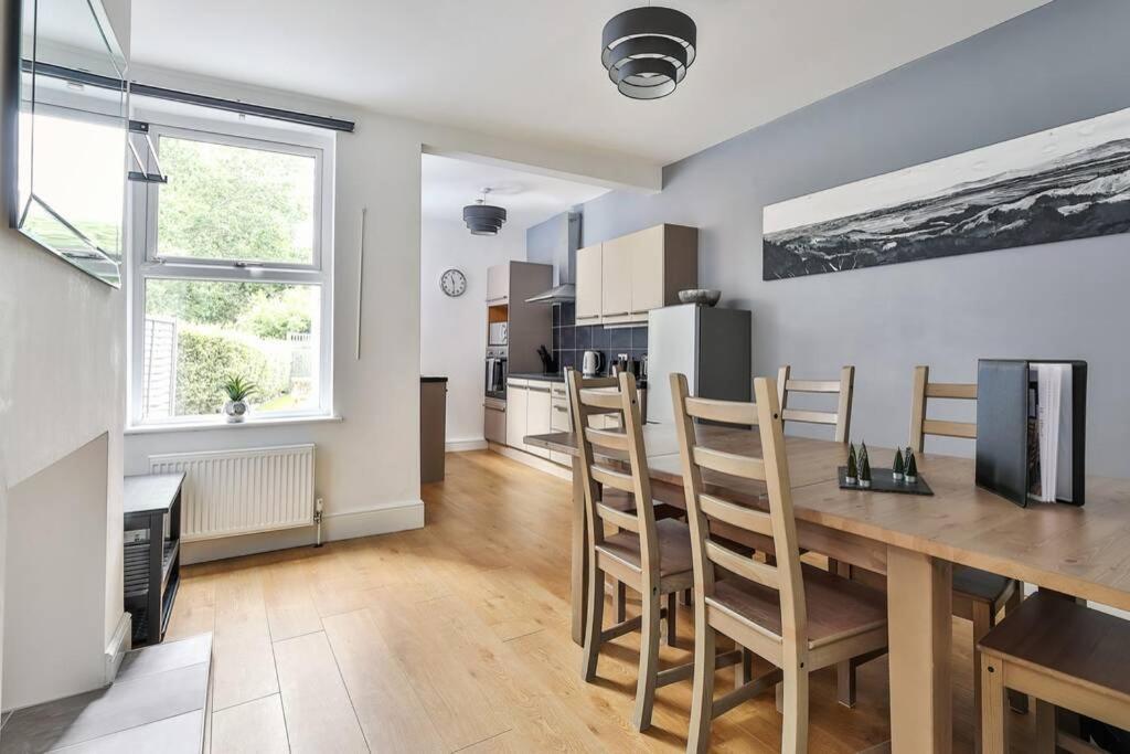 Refurbished Plush Great Transport Links Holiday home *