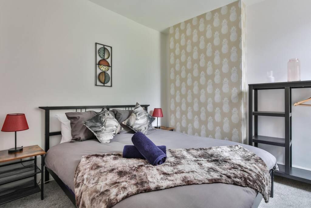 Refurbished Plush Great Transport Links Holiday home Sheffield