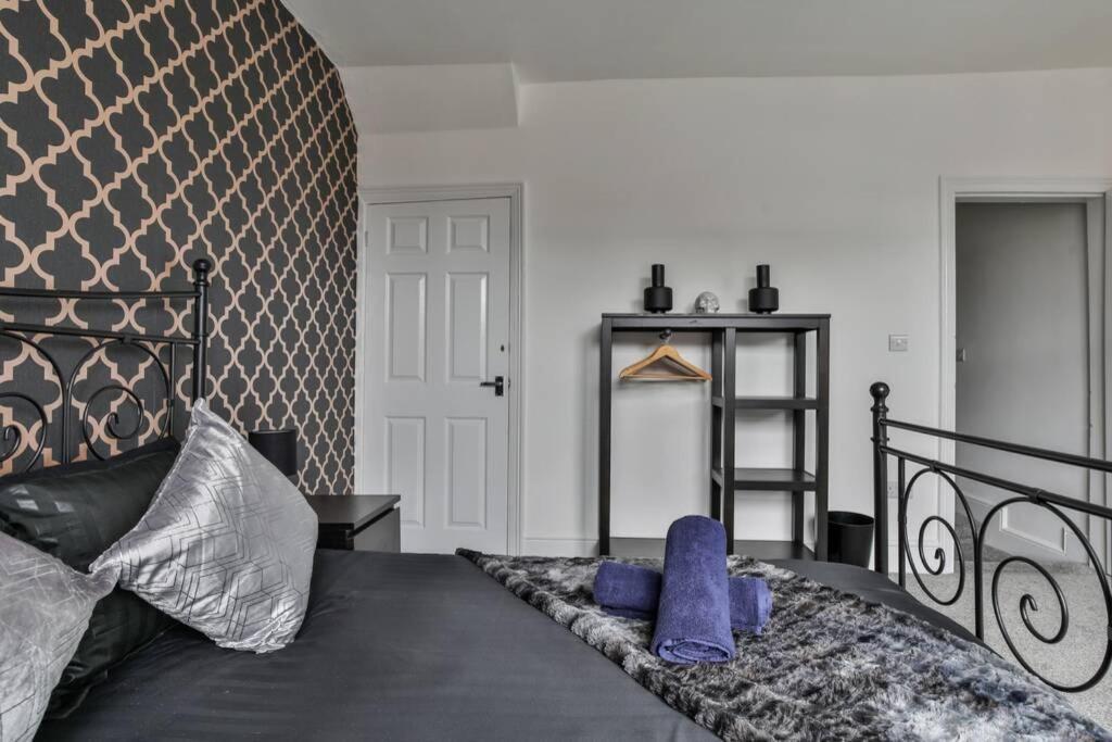 Refurbished Plush Great Transport Links Holiday home *
