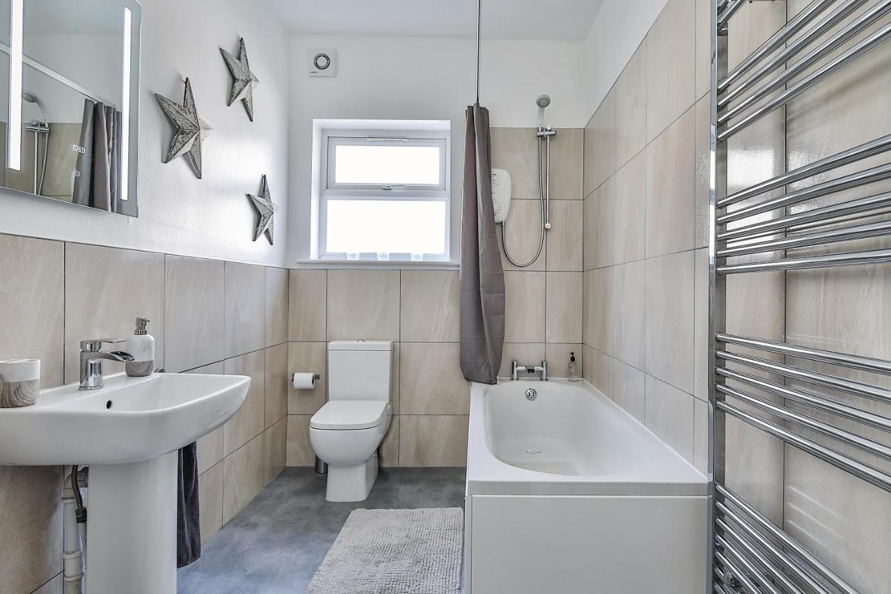 Hidden Gem-open To Book-super Location Holiday home *