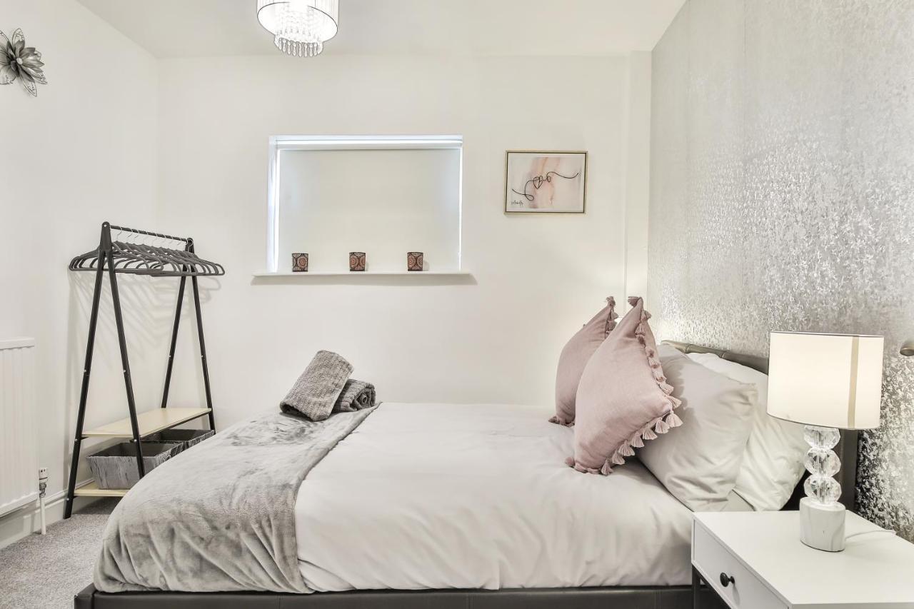 Hidden Gem-open To Book-super Location *