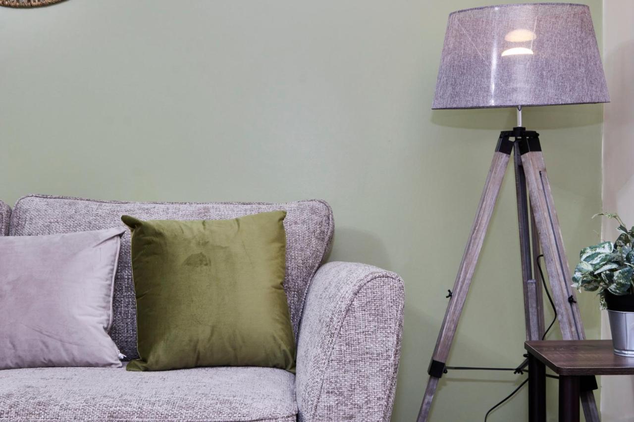 Stunning Centre House - Parking - Garden Apartment *