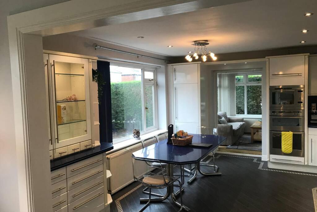 Spacious Luxury 2 Bed Flat With Sauna And Triple Garage *