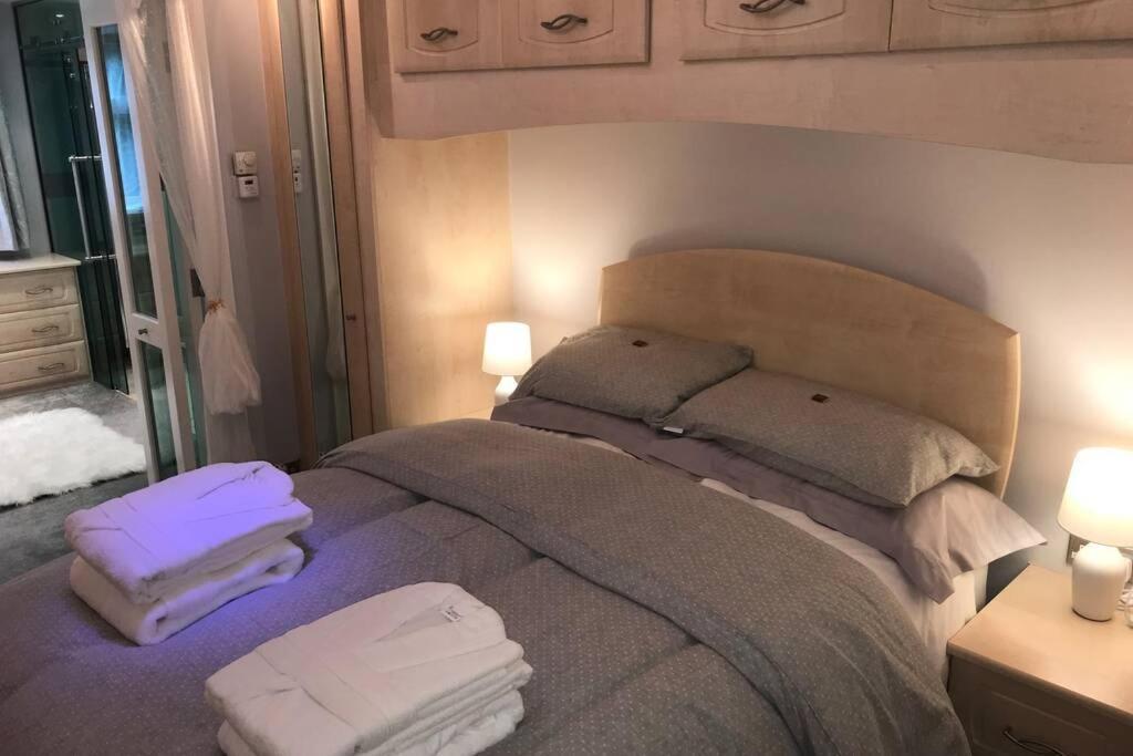 Spacious Luxury 2 Bed Flat With Sauna And Triple Garage *