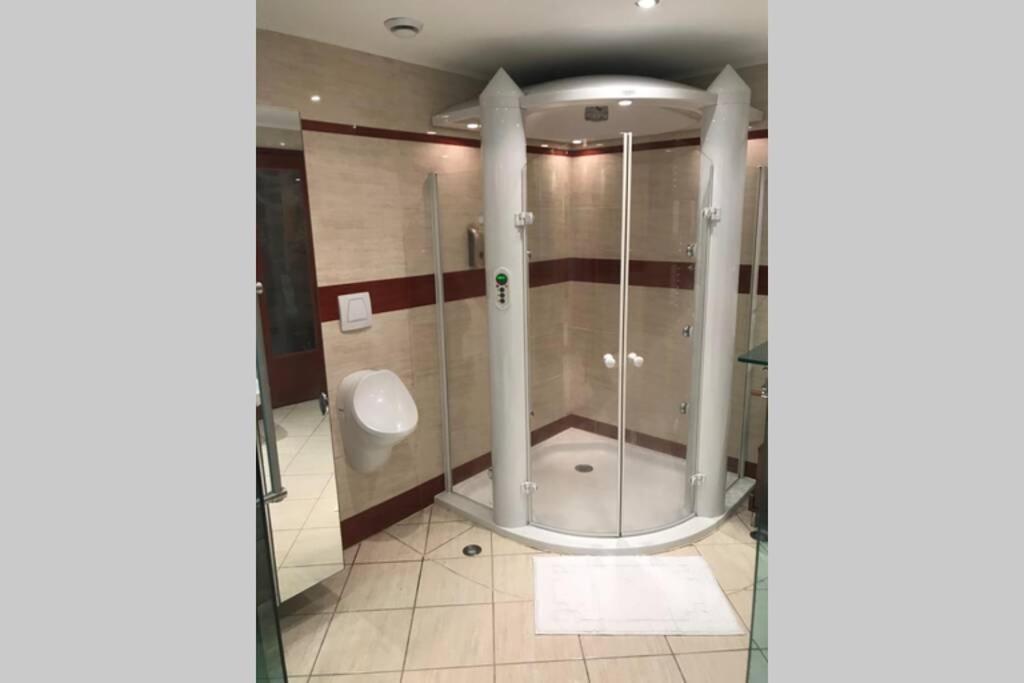 Spacious Luxury 2 Bed Flat With Sauna And Triple Garage *