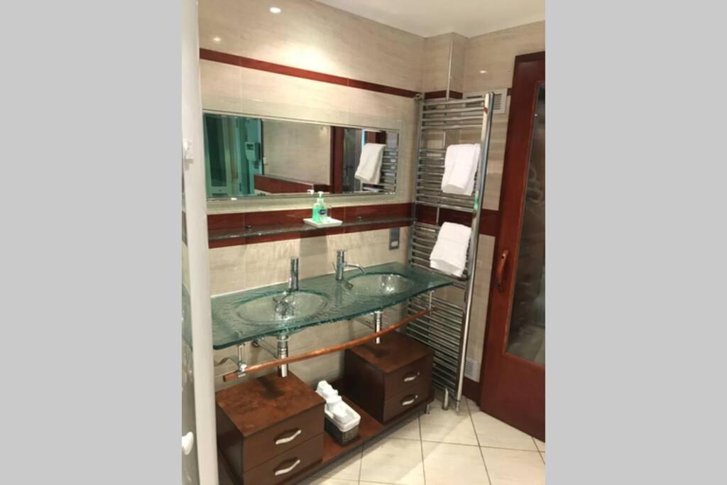 Spacious Luxury 2 Bed Flat With Sauna And Triple Garage * Sheffield