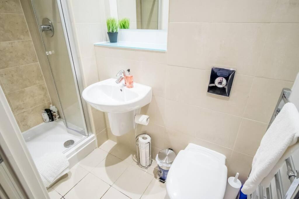 Large 2 Bed, 2 Bath, Free Parking & Wifi Apartamento
