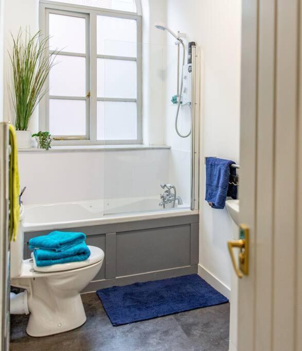 Apartment Lovely 1 Bed Sleeps 4