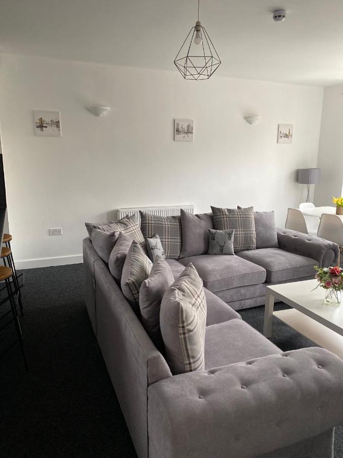 Holiday home 8 Bed 9 Bath Ensuite House With Hot Tub And Free Parking