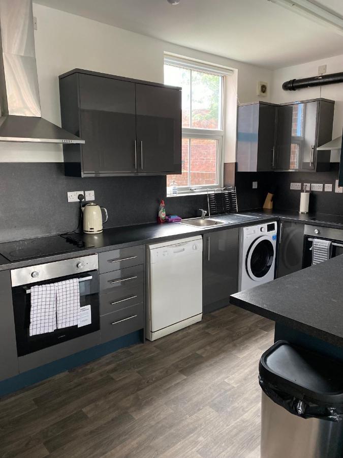 8 Bed 9 Bath Ensuite House With Hot Tub And Free Parking Sheffield