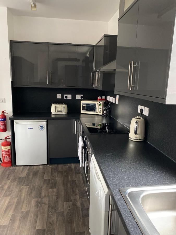 8 Bed 9 Bath Ensuite House With Hot Tub And Free Parking *