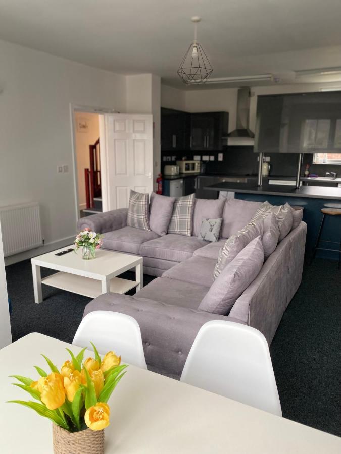 8 Bed 9 Bath Ensuite House With Hot Tub And Free Parking Holiday home Sheffield