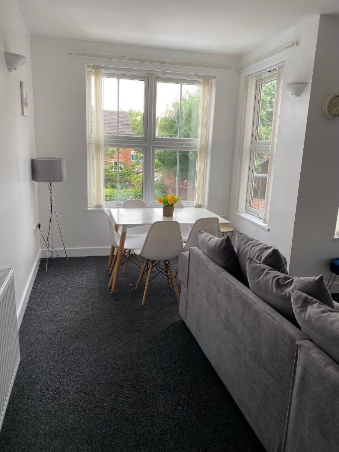 8 Bed 9 Bath Ensuite House With Hot Tub And Free Parking *
