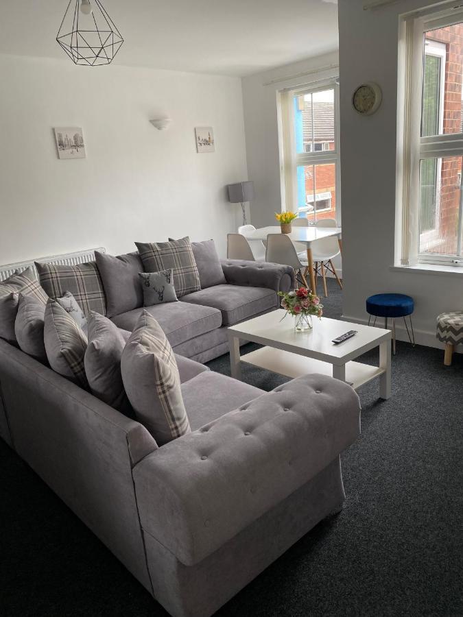 Holiday home 8 Bed 9 Bath Ensuite House With Hot Tub And Free Parking *