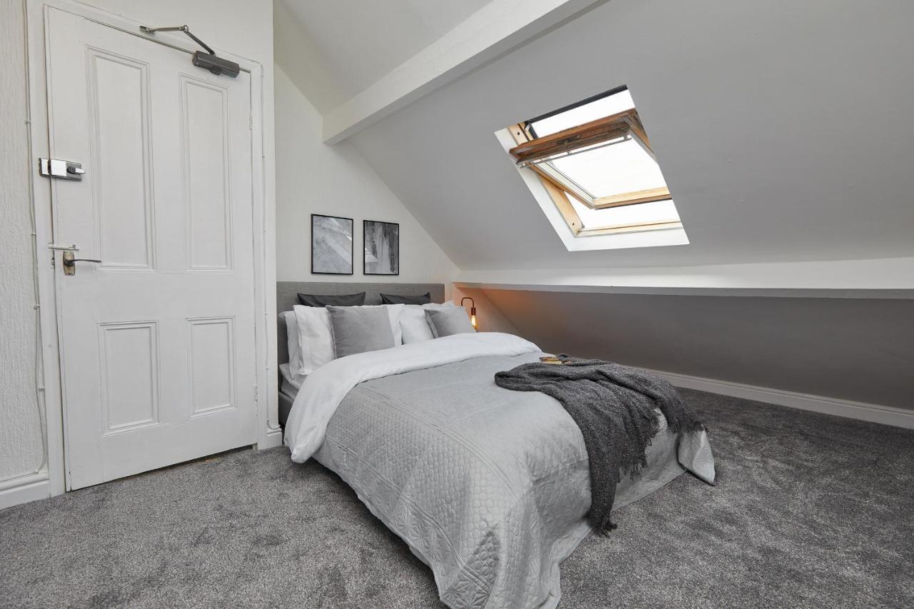 Your - Spacious 5 Bedroom House
