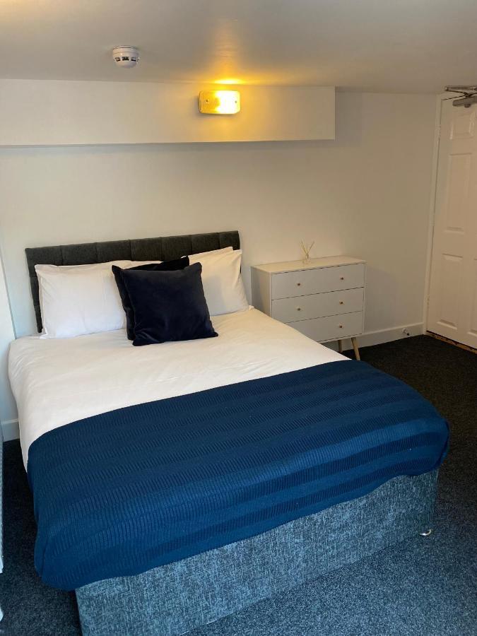 8 Bed 9 Bath Ensuite House With Hot Tub And Free Parking Holiday home *