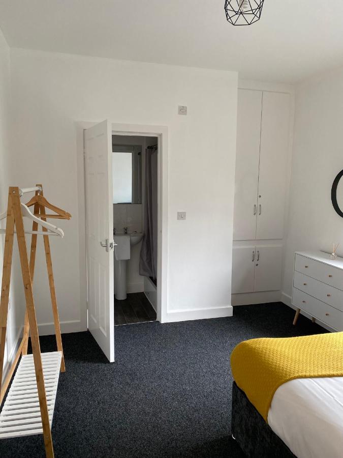 8 Bed 9 Bath Ensuite House With Hot Tub And Free Parking