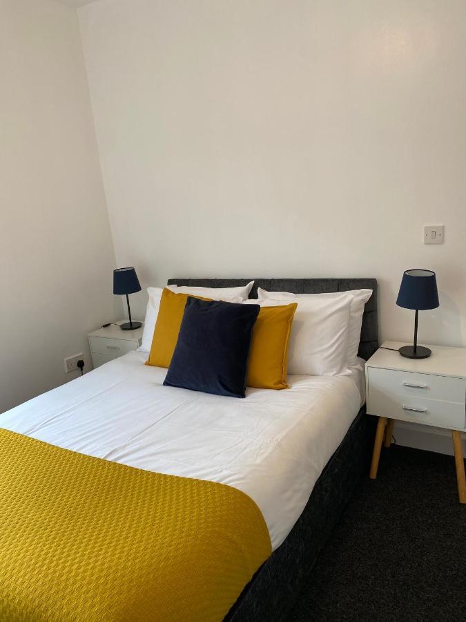 8 Bed 9 Bath Ensuite House With Hot Tub And Free Parking *