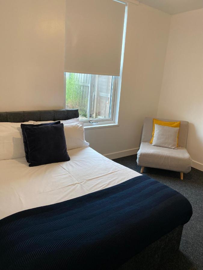8 Bed 9 Bath Ensuite House With Hot Tub And Free Parking Holiday home *