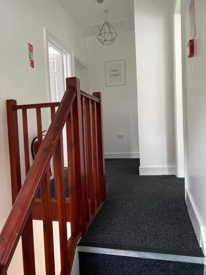 8 Bed 9 Bath Ensuite House With Hot Tub And Free Parking Holiday home Sheffield