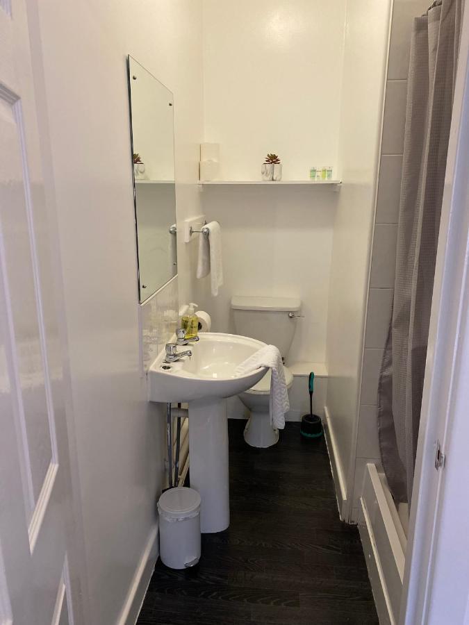 8 Bed 9 Bath Ensuite House With Hot Tub And Free Parking *