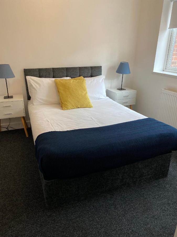 Holiday home 8 Bed 9 Bath Ensuite House With Hot Tub And Free Parking *
