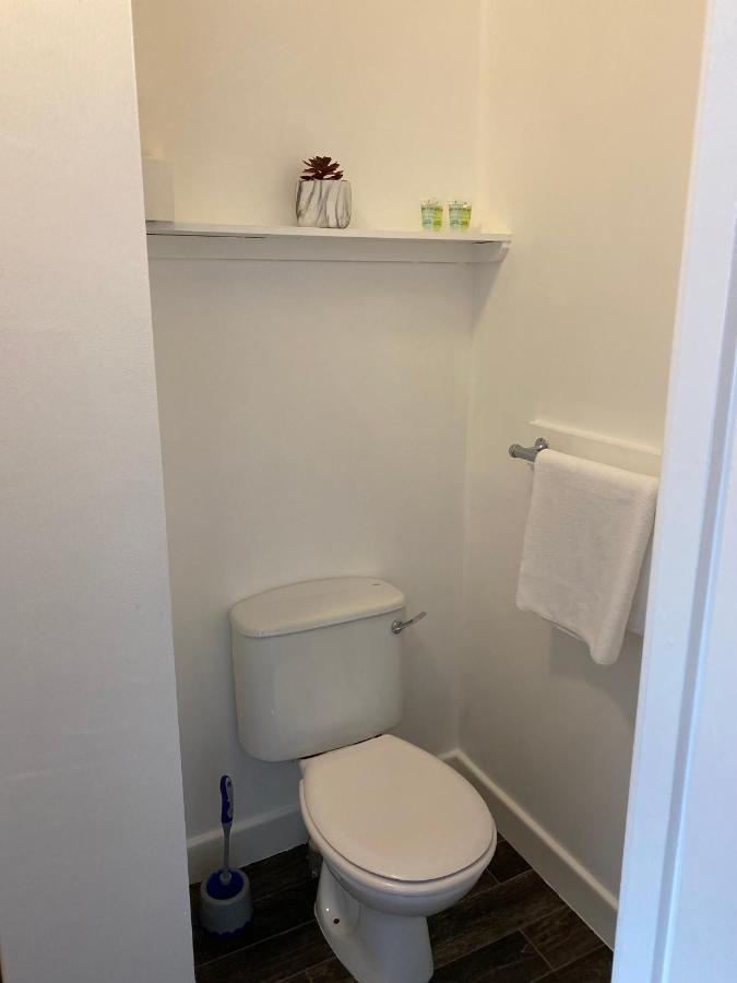 8 Bed 9 Bath Ensuite House With Hot Tub And Free Parking Holiday home