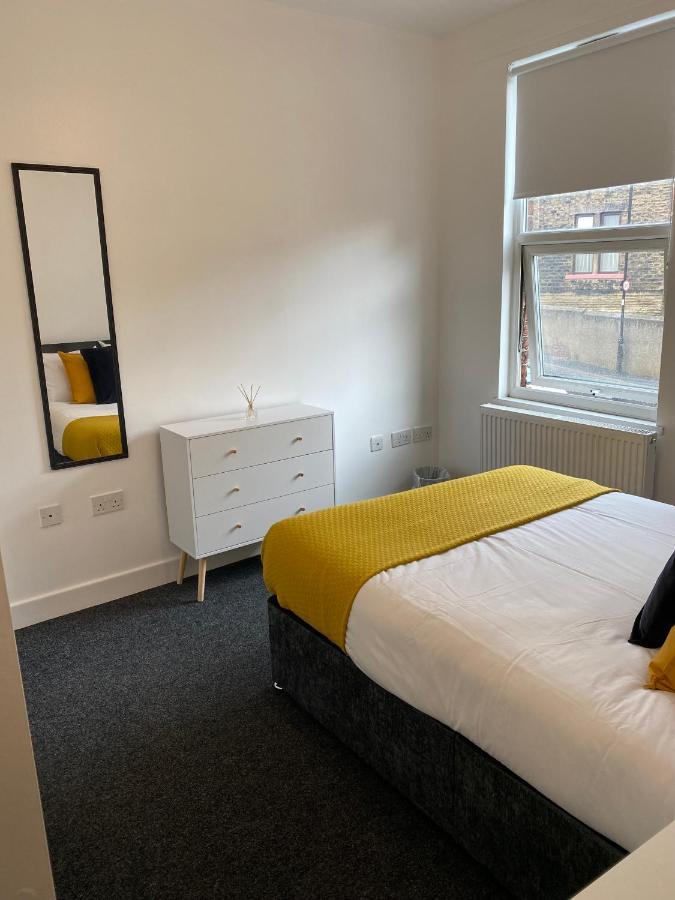 8 Bed 9 Bath Ensuite House With Hot Tub And Free Parking Holiday home *