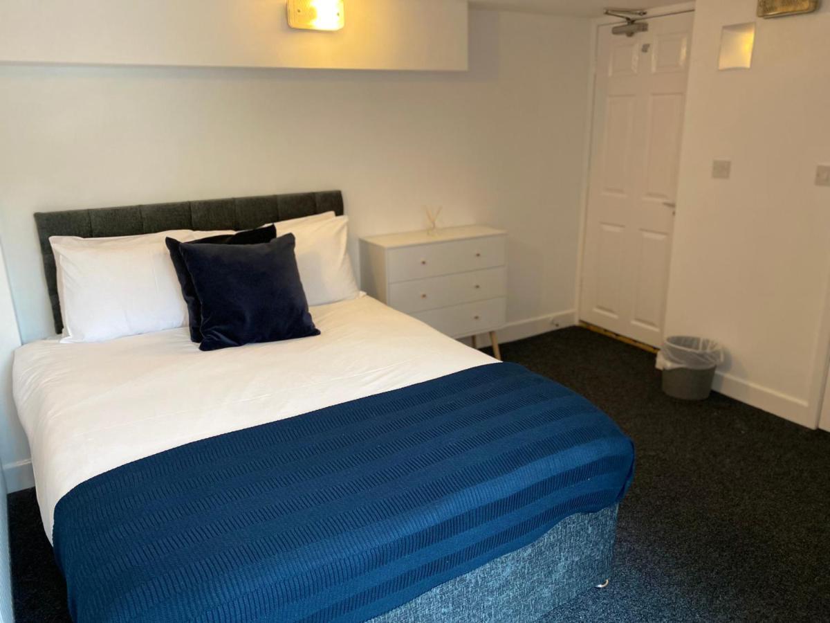 Holiday home 8 Bed 9 Bath Ensuite House With Hot Tub And Free Parking *