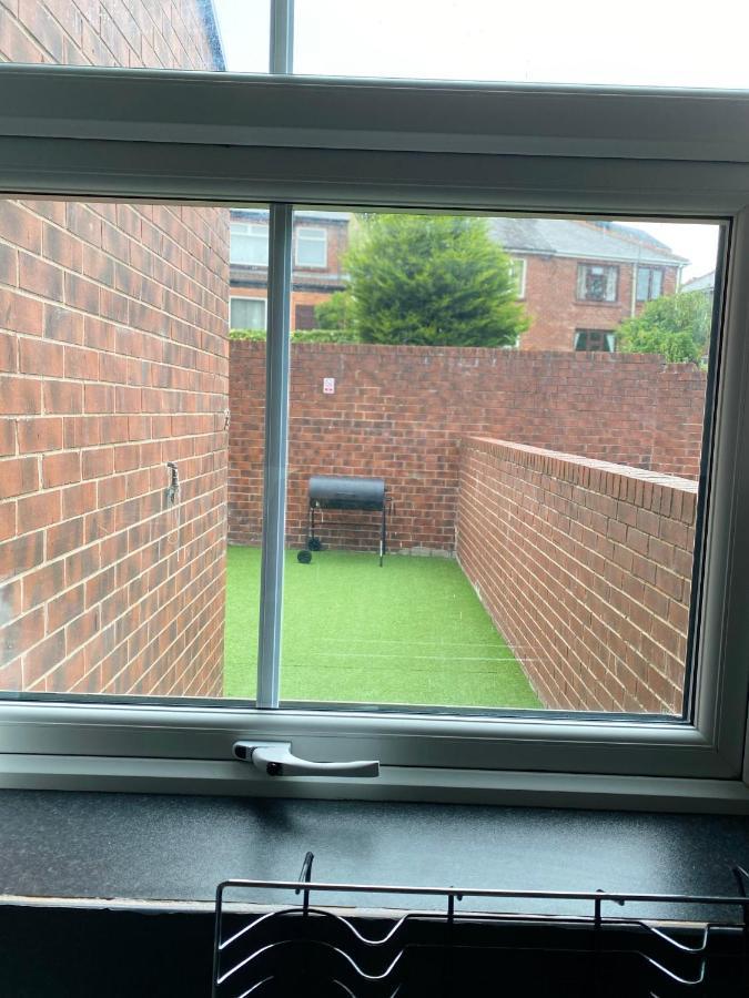 Holiday home 8 Bed 9 Bath Ensuite House With Hot Tub And Free Parking *