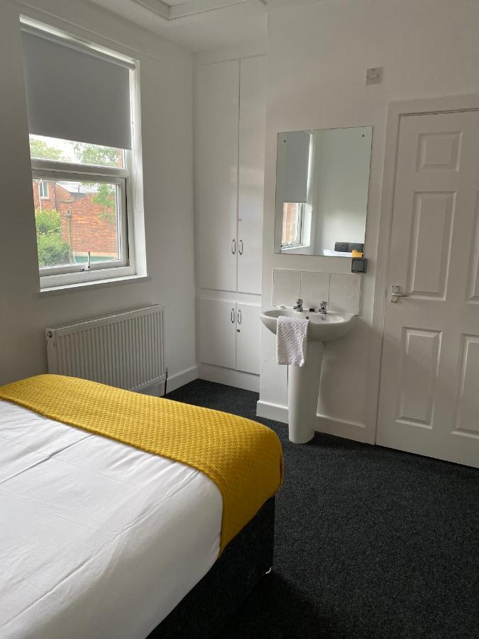8 Bed 9 Bath Ensuite House With Hot Tub And Free Parking Holiday home *
