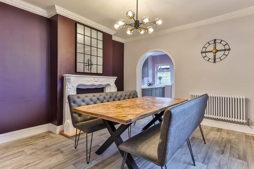Luxury Spacious Pad With Games * Sheffield