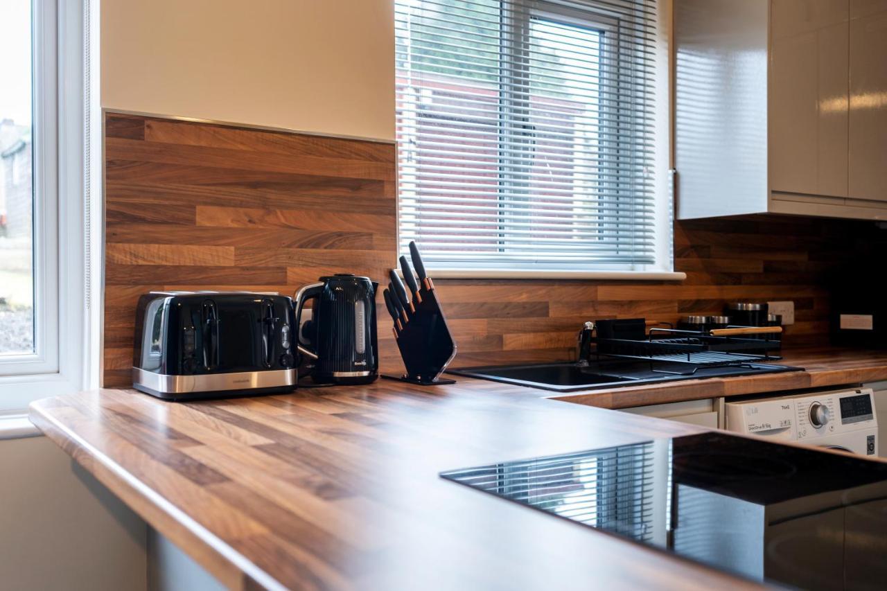 Guests Rated Exceptional 3 Bed House, Homely Comforts , Close To Amenities And Centre Apartment