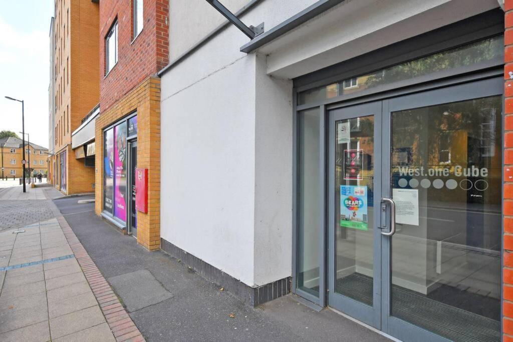 Modern, Centre, With Free Wifi, Gym Access, Netflix - West One Apartment *