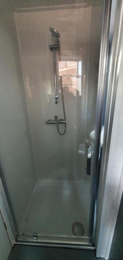 En Single Bedroom, Close To City Centre Apartment *