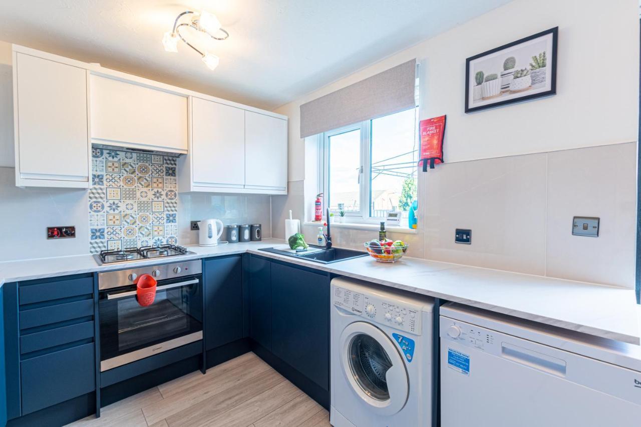 Windy House - Private Garden With Patio - Free Parking Apartment