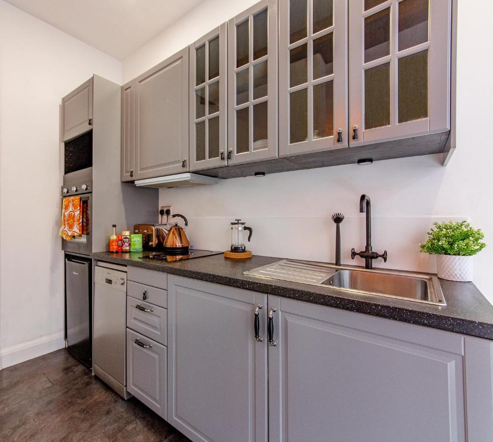 Lovely 1 Bed Sleeps 4 *