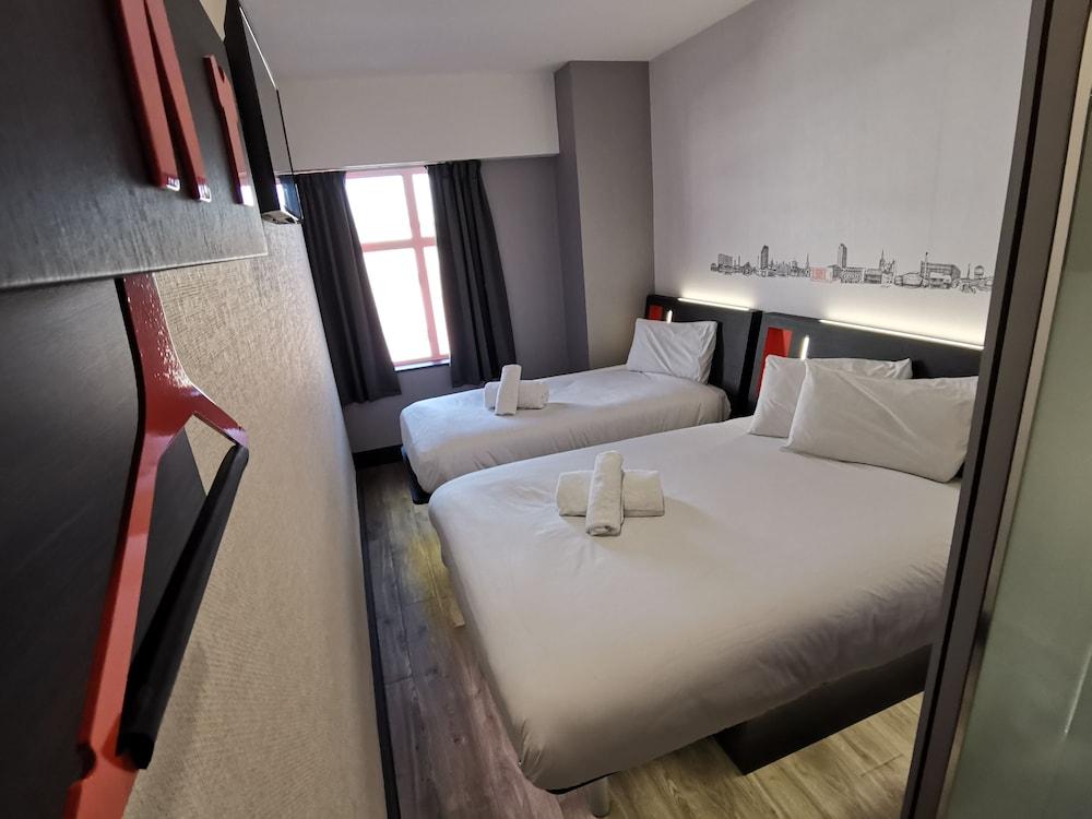 Easyhotel 3*