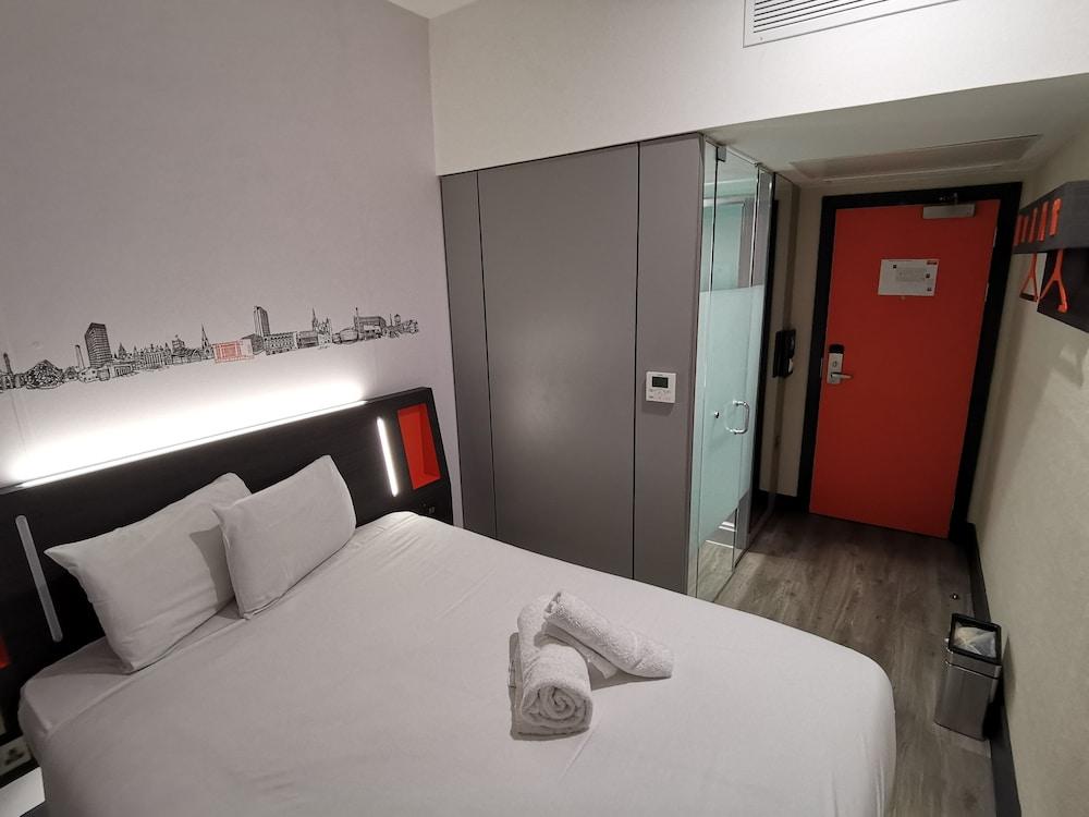 Easyhotel