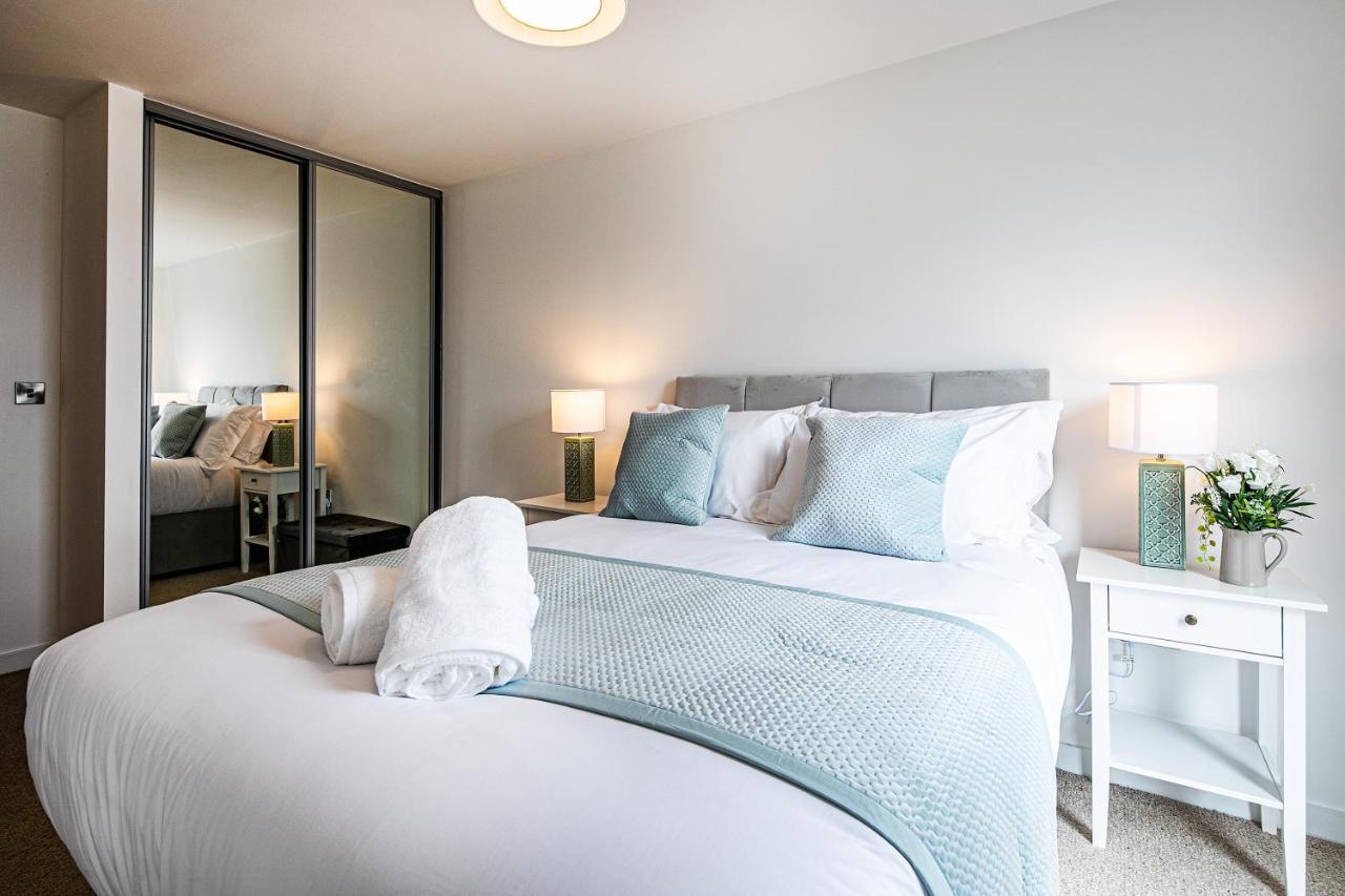 Apartment Free Parking, Iquarter Luxe 2 Bed - Available & Book Today