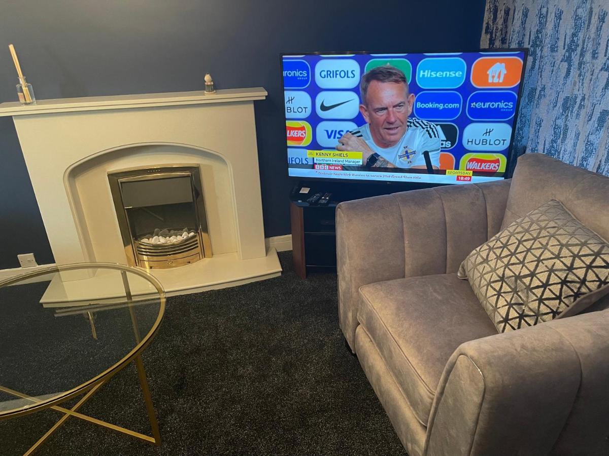 Casa de férias Stylish And Large 3 Bed House, Private Parking On Premise, Conservatory, Large Garden Close To Kfc And Mcdonalds Sheffield