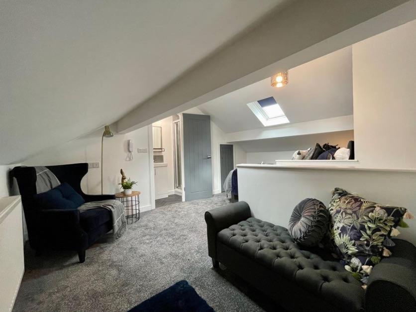 Boutique 5 Bed On Birdwell Road - Free Parking Guest house