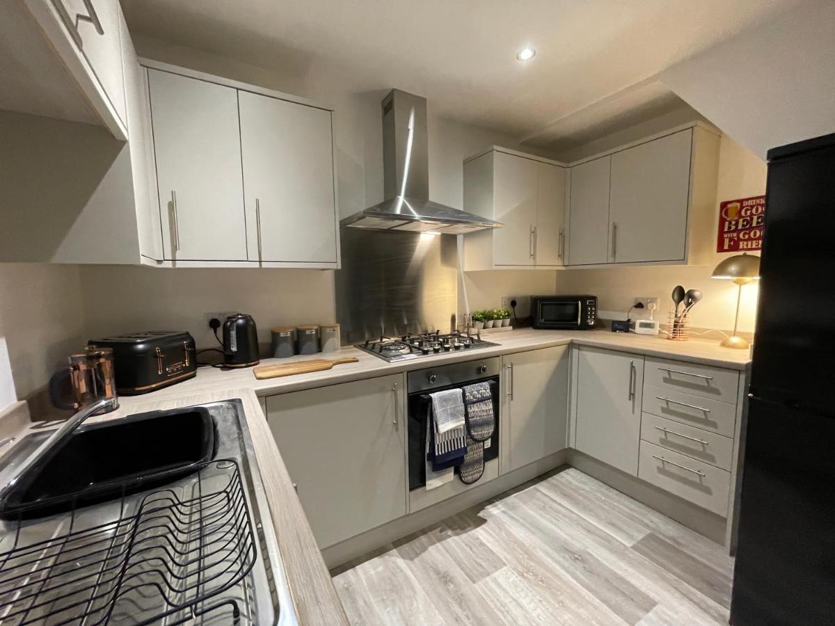 Guest house Boutique 5 Bed On Birdwell Road - Free Parking