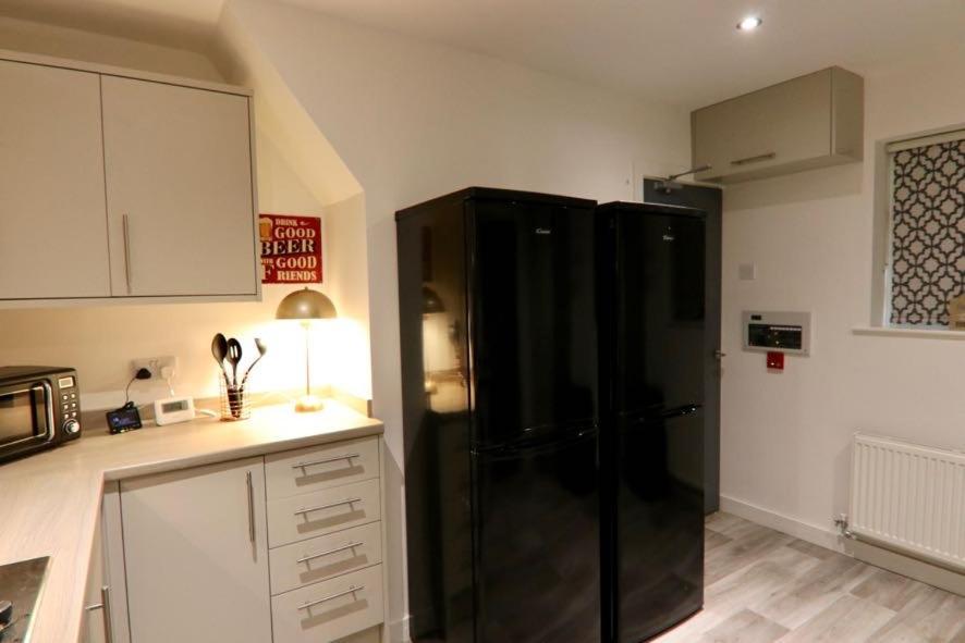 Boutique 5 Bed On Birdwell Road - Free Parking *