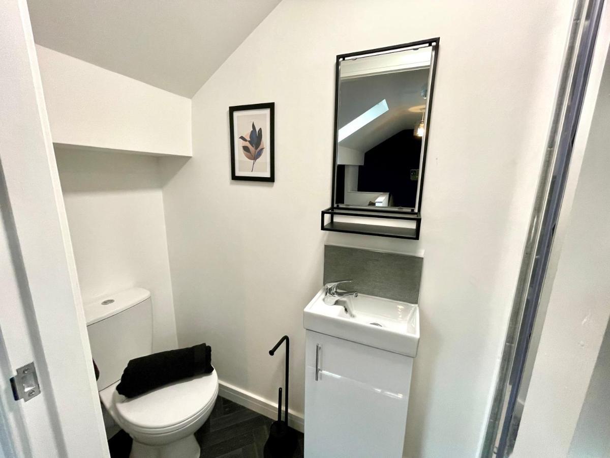 Boutique 5 Bed On Birdwell Road - Free Parking *
